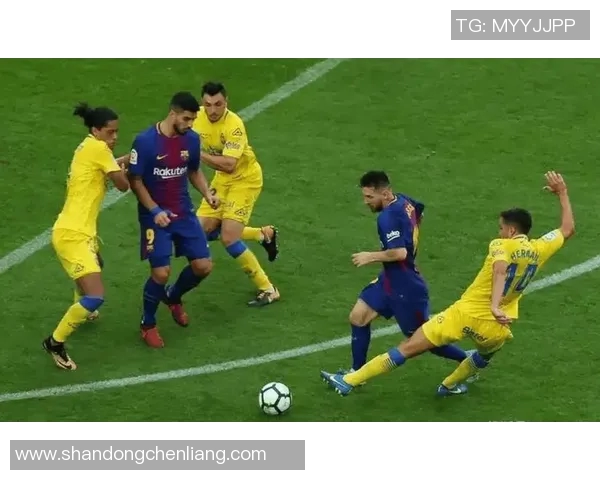 巴萨与多特首发阵容对比分析揭示双方战术布局与关键球员表现 巴萨与多特首发阵容对比分析揭示双方战术布局与关键球员表现