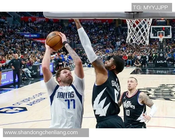 快船与独行侠第五场激战回顾双方明星球员表现分析与赛后点评 快船与独行侠第五场激战回顾双方明星球员表现分析与赛后点评