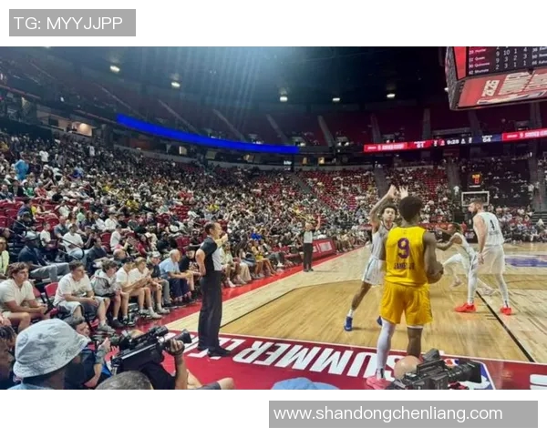 太阳与湖人激战再续NBA季后赛精彩对决引发球迷热议与期待