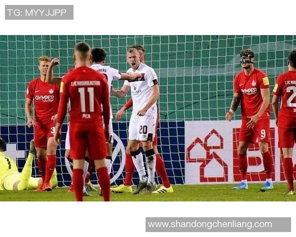 帕德博恩与汉堡的激烈对决谁能在赛场上笑到最后 帕德博恩与汉堡的激烈对决谁能在赛场上笑到最后